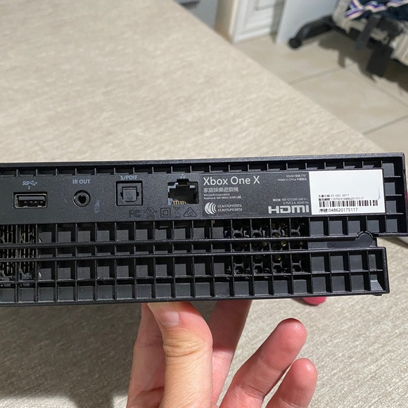 Xbox One X Console - Picture 4 of 6